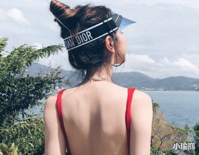 横店|邓紫棋未穿泳衣就游泳,和欧阳娜娜拍湿发合照,网友:换件泳衣吧!