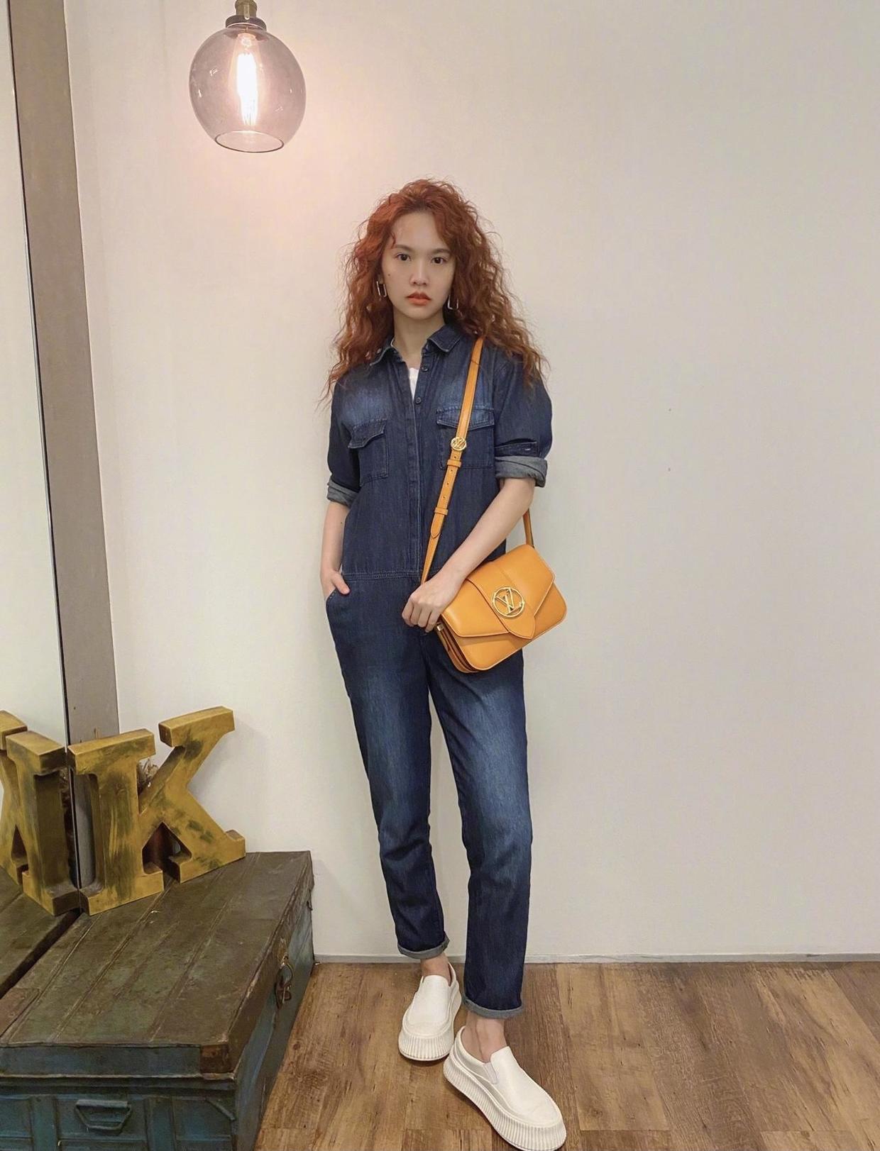 杨丞琳|杨丞琳拥有娃娃脸任性，穿一身牛仔套装走机场，少女感扑面而来