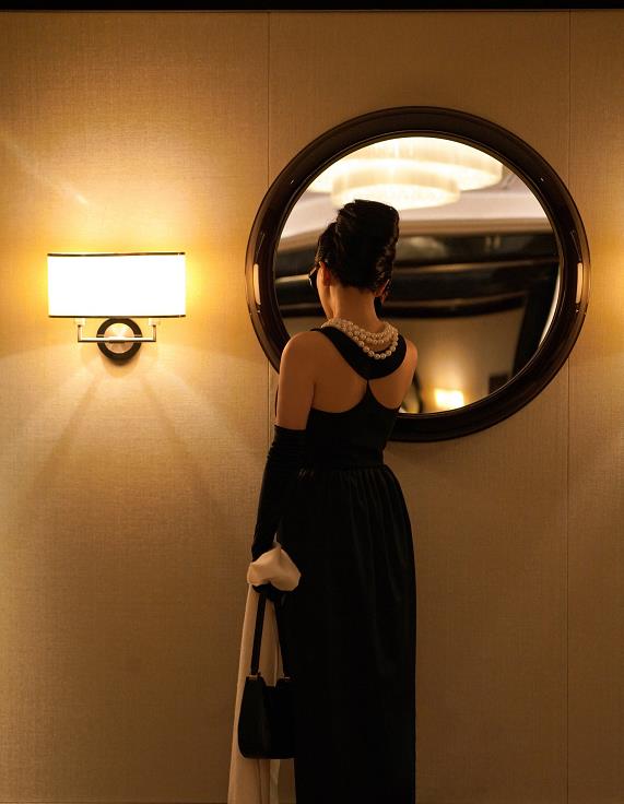 可馨育娃|刘嘉玲挺有“民国感”的，一袭黑裙配复古盘发，看着点让人好心动