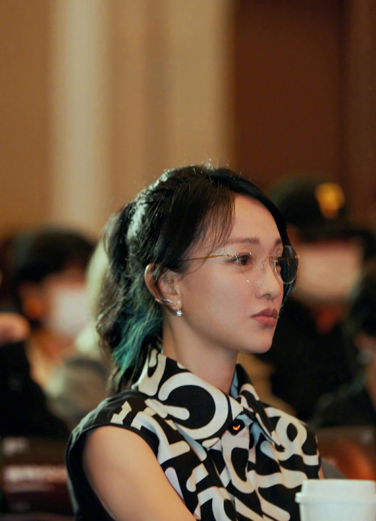 穿衣搭配|陈坤周迅舒淇三人素颜也出众，“冻龄”穿搭简约朴素，韵味十足