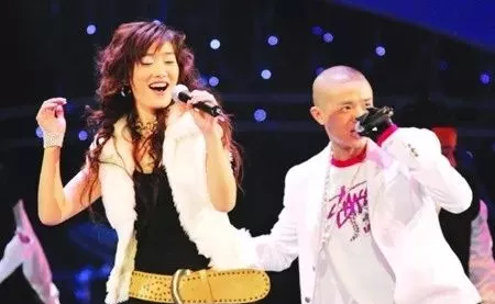 腾格尔|藏不住了？凤凰传奇玲花和腾格尔终于公开了关系，网友：太意外了！