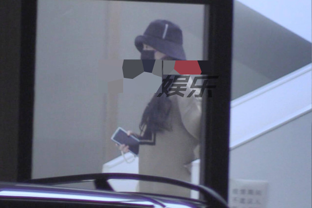 刘亦菲|刘亦菲现身医馆做按摩，腰部状态引担忧，拍戏快20年老伤频复发