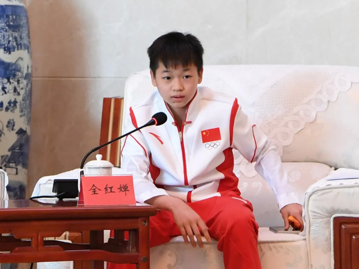 全红婵|全红婵终于露面，短短10天长高+长胖！一句话登上热搜，给师哥陈艾森留言