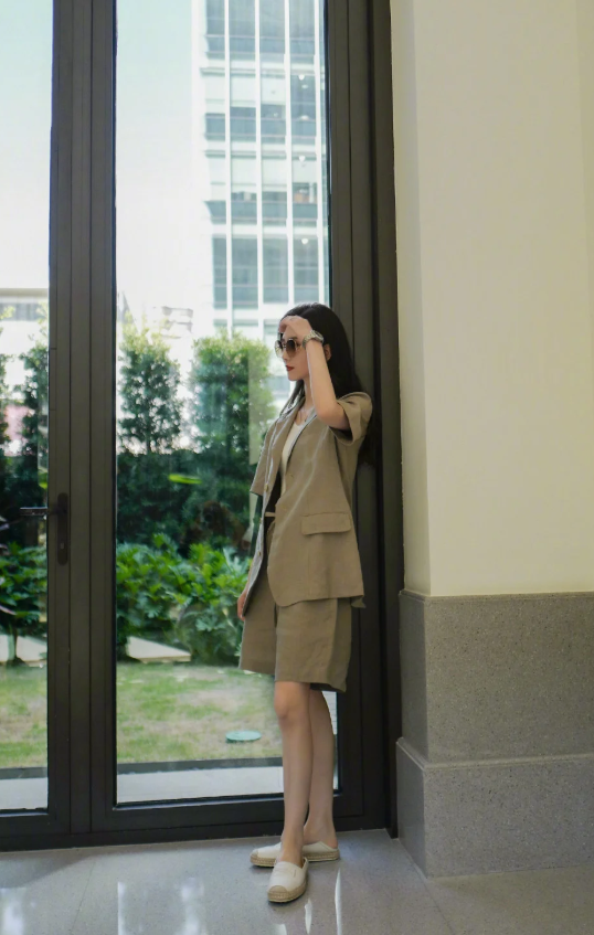 刘诗诗|刘诗诗品牌代言大片,通勤西装优雅干练,墨镜点缀又美又飒