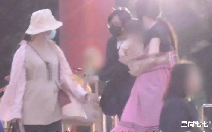 郭碧婷|二胎实锤？郭碧婷穿背带裙肚子隆起太明显，小心抱娃不敢压肚子