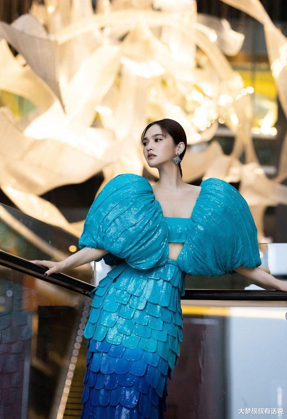 杨丞琳|杨丞琳破人妻尺度！转正面“只遮一片布”蓝色人鱼装辣爆