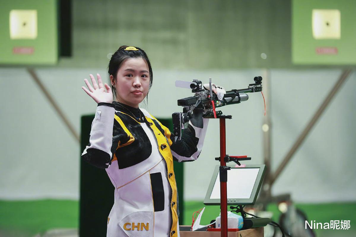 00后|00后清华学霸杨倩真给自己长脸,戴小黄鸭染美甲拿冠,站C位领奖台闪耀东京奥运会