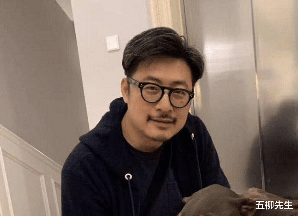 相声演员|知名相声演员随地小便还嗦手指？网友：谈恋爱可以，艺德不能丢