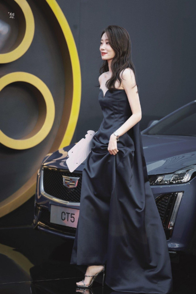 穿衣搭配|红气养人！张小斐职场造型终于不踩雷，黑白搭配简约高级优雅爆棚