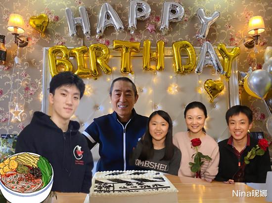 张艺谋|大导演张艺谋罕见携妻赶飞机，穿1万鞋打扮奢侈，妻子全程低头玩手机