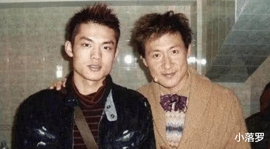 林青霞|19张罕见照：林青霞在美国洗“泡泡浴”，成龙在巴黎“飞檐走壁”