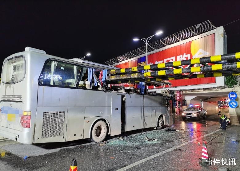 事件快讯 桂林旅游大巴遭限高杆削顶，酿1死6伤