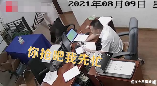 男子抢银行,没想到,抢了个寂寞!