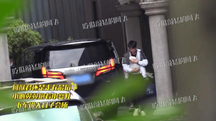 何猷君|何猷君首晒子女同框照，赌王四太抱孙出镜成主角，奚梦瑶站镜头后拍照