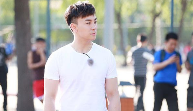 释小龙|“功夫小子”释小龙现状，在家里木桩练功，已悄悄转型动作导演