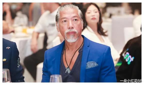 张耀扬|57岁乌鸦张耀扬内地复出捞金？与酒厂工作人员聚会喝茅台，餐桌上一片狼藉