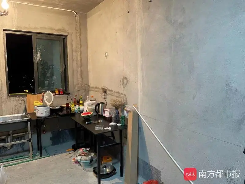 “住毛坯房女孩”走红半年，企业家把一车建材运到她家楼下