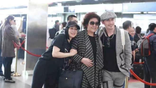 钟丽缇|旁若无人，钟丽缇靠婆婆肩膀撒娇，不料却被婆婆的气质“秒杀”