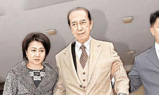 梁安琪|何超琼密友手段高，一时嘴误捅出梁安琪大秘密，甘比也得给他面子