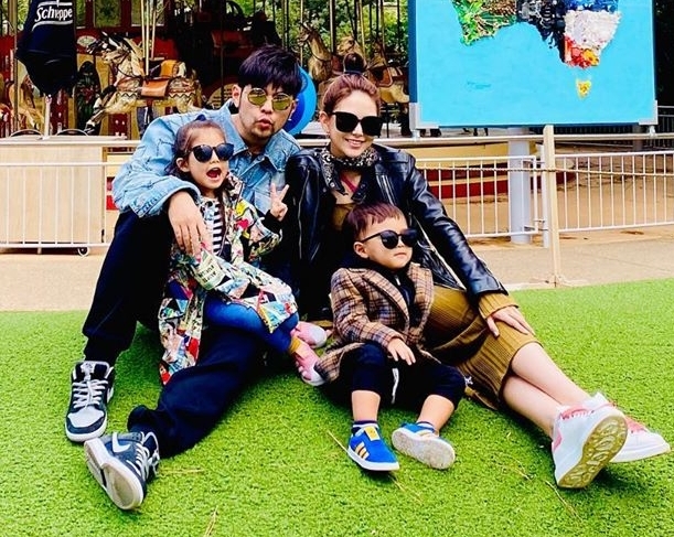 周杰伦|周杰伦元旦晒温馨全家福，女儿越来越像爸爸，儿子长高变帅超有型