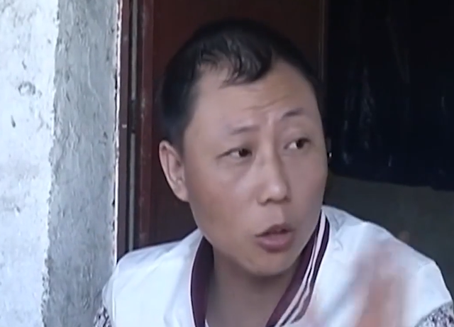 蓦然一牟 女儿被拐10年，如今女儿带着丈夫回家，母亲第一时间补收彩礼6万