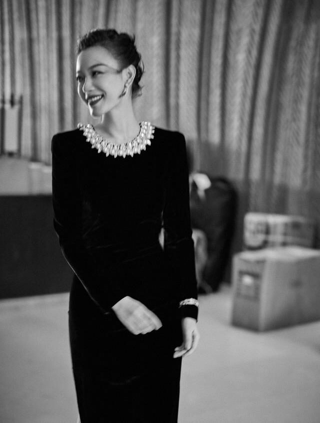 倪妮|倪妮出席新剧发布会，别人穿显老的黑色丝绒裙，她却穿得优雅贵气