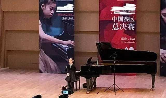 戚薇|戚薇6岁女儿参加钢琴赛! 浓妆出镜尽显成熟，知情人：参赛必须化妆