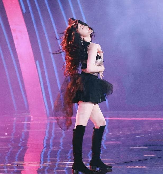 虞书欣|难怪虞书欣一直披肩发，看到她随手扎起的高马尾，发量过于真实了