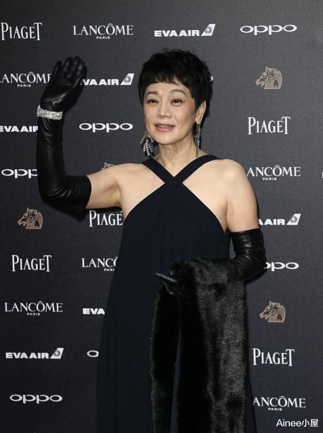 Ainee小屋 张艾嘉不被年龄限制，深蓝色背心裙显白皙肌肤，皮草穿一半挺大气