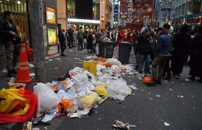 万圣节|日本万圣节不太平！男子cos“小丑”故意持刀伤人，多名女子被跟踪猥亵，当班警察：太乱了，真的累了！