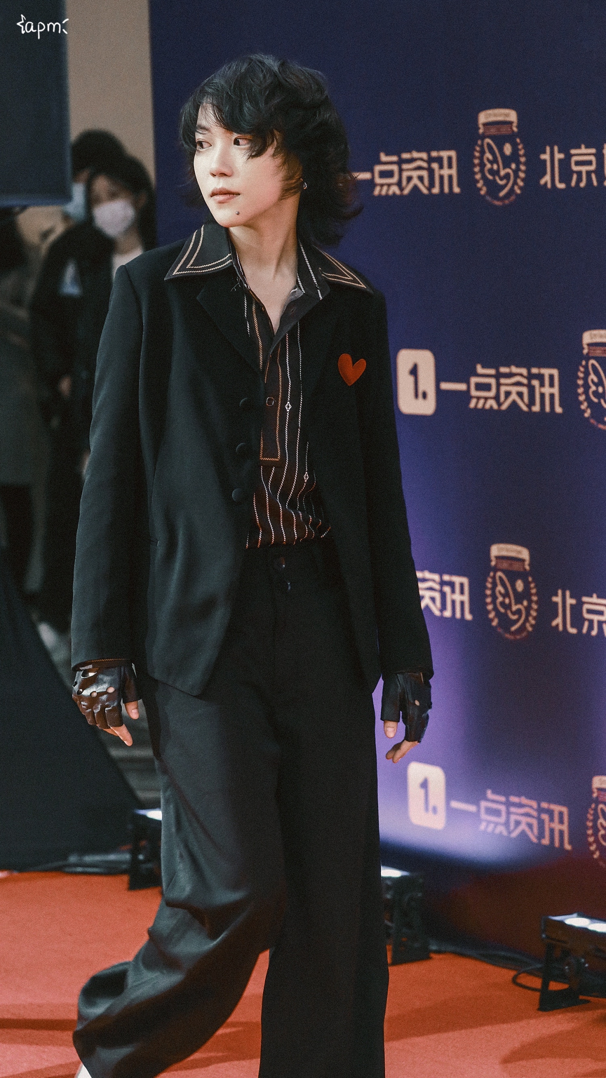 哚乐Like时尚 窦靖童越来越美，爱心西装配条纹衬衫潇洒时髦，有王菲的范儿了