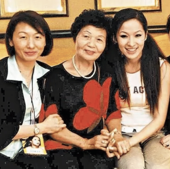 黑龙|萧亚轩庆祝出道22周年，手遮疤痕娇俏三连拍，42岁卖萌毫无违和感