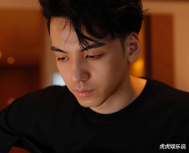 刘迦|宝藏男孩刘迦，既帅气又深情，与大13岁女友谈了10年姐弟恋