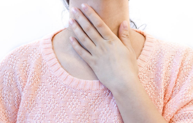 甲状腺|夫妻两人喉咙发炎，确诊癌症，医生：炒菜爱放1物，钢铸的甲状腺也抗不住