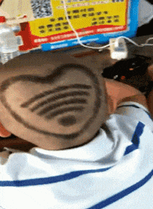 |“从领导办公室出来的女同事,这衣服怎么还穿反了?”