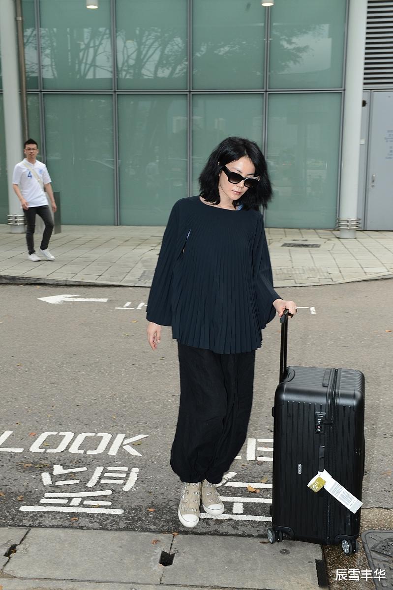 辰雪丰华 王菲私下打扮得好随意，穿一条灯笼裤就出门，松松垮垮却很时髦