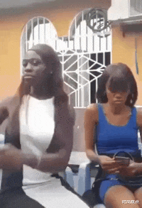 时尚炫点 这样的睡姿我还是第一次见，旁边的乘客头已经无处安放了，好尴尬！！！