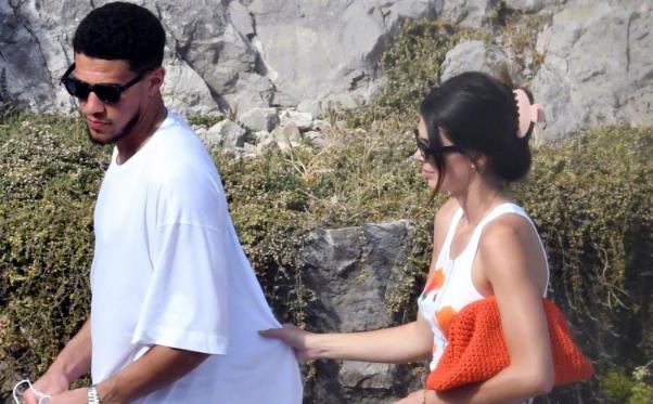 琳妹儿说|布克太宠詹娜了!深夜陪伴出街,给NBA花魁当保镖,天天撒狗粮