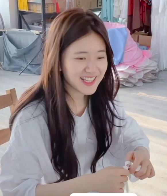 赵露思|赵露思纯素颜被拍，没洗头下正脸看镜头时，这颜值真的只有22岁？