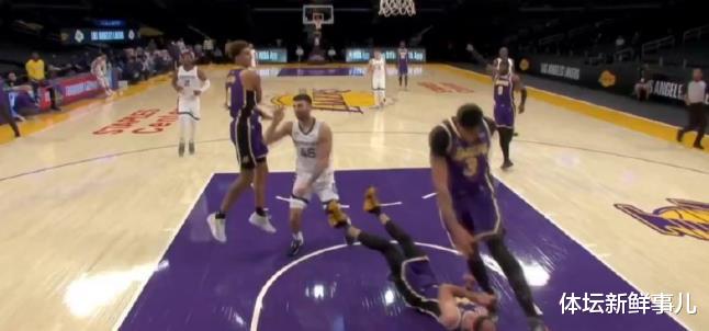 湖人队|输球输人！湖人115-105灰熊，苏群曝内情，库兹马引热议，谁注意詹姆斯举动