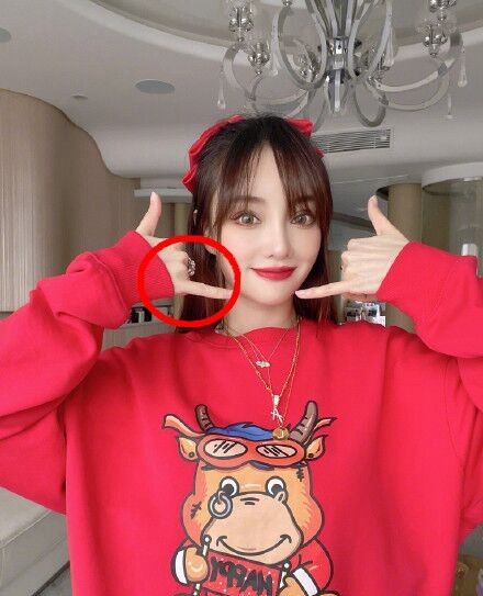 李小璐|真复合？李小璐继“晒”全家福后，与贾乃亮隔空互动戴超大钻戒心情好