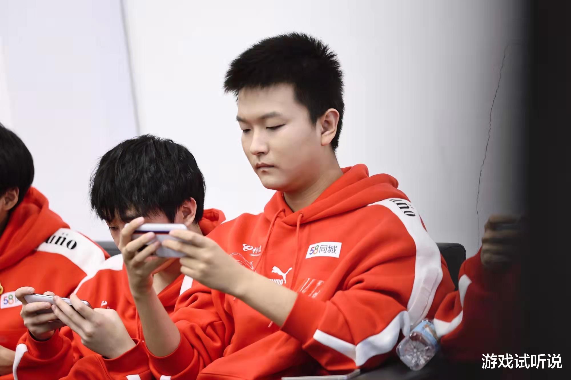 季后賽|AG菲菲罕見曬自己“觀賽照”，發(fā)文感慨：開心的一周，進(jìn)季后賽了