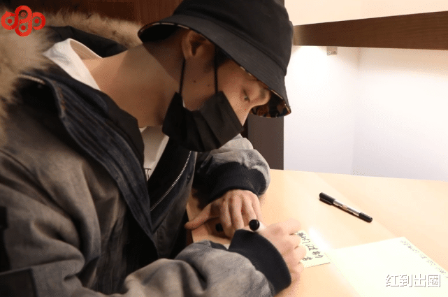 张艺兴|张艺兴新公司宿舍内景曝光，双人床壕气十足，李荣浩直言想来上班