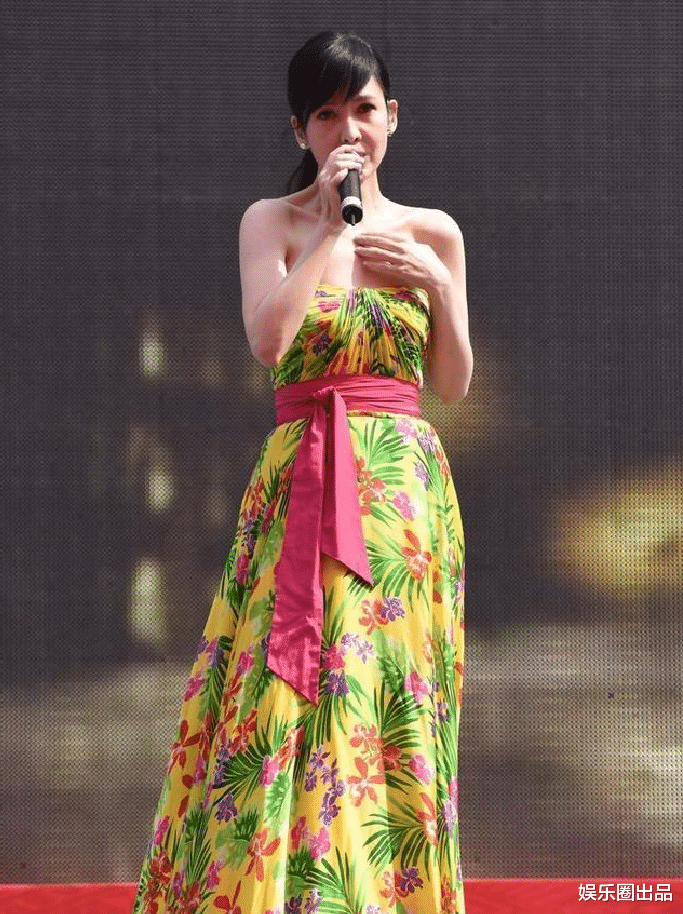 周慧敏|周慧敏商演照火了，穿抹胸裙登台比例傲人，素颜出镜嫩如少女