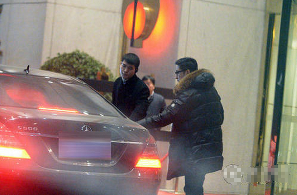 李湘|李湘豪车无数身家过亿，茶里茶气的王岳伦却一辆车开好几年