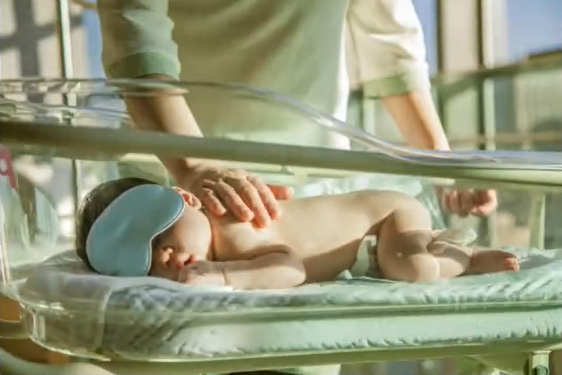 李小萌|李小萌坐月子出关,晒二胎满月点滴庆祝,一家四口温馨幸福