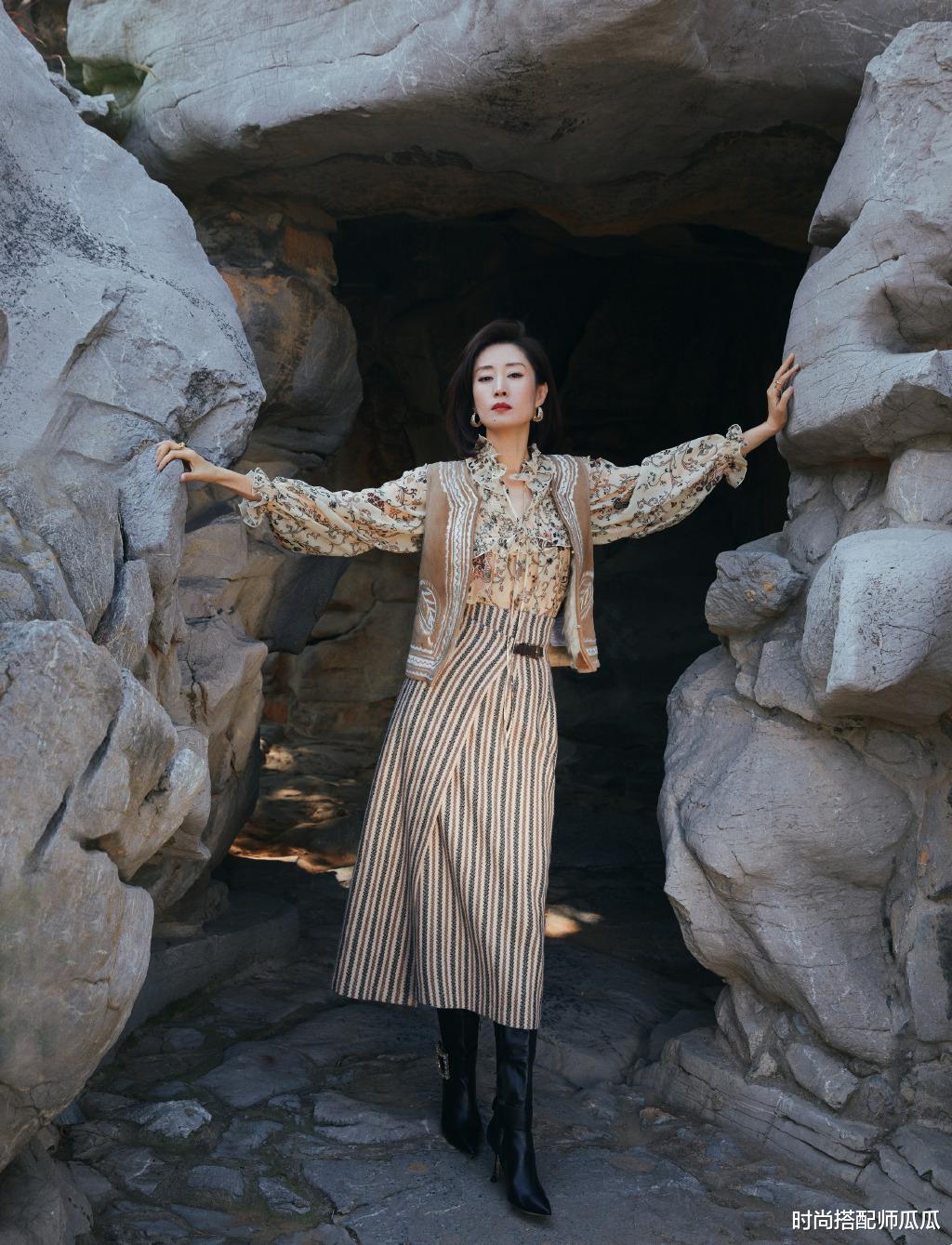 花生|?刘敏涛躲过了中年油腻，45岁穿吊带裙真够自信，长腿纤细没半点缩水