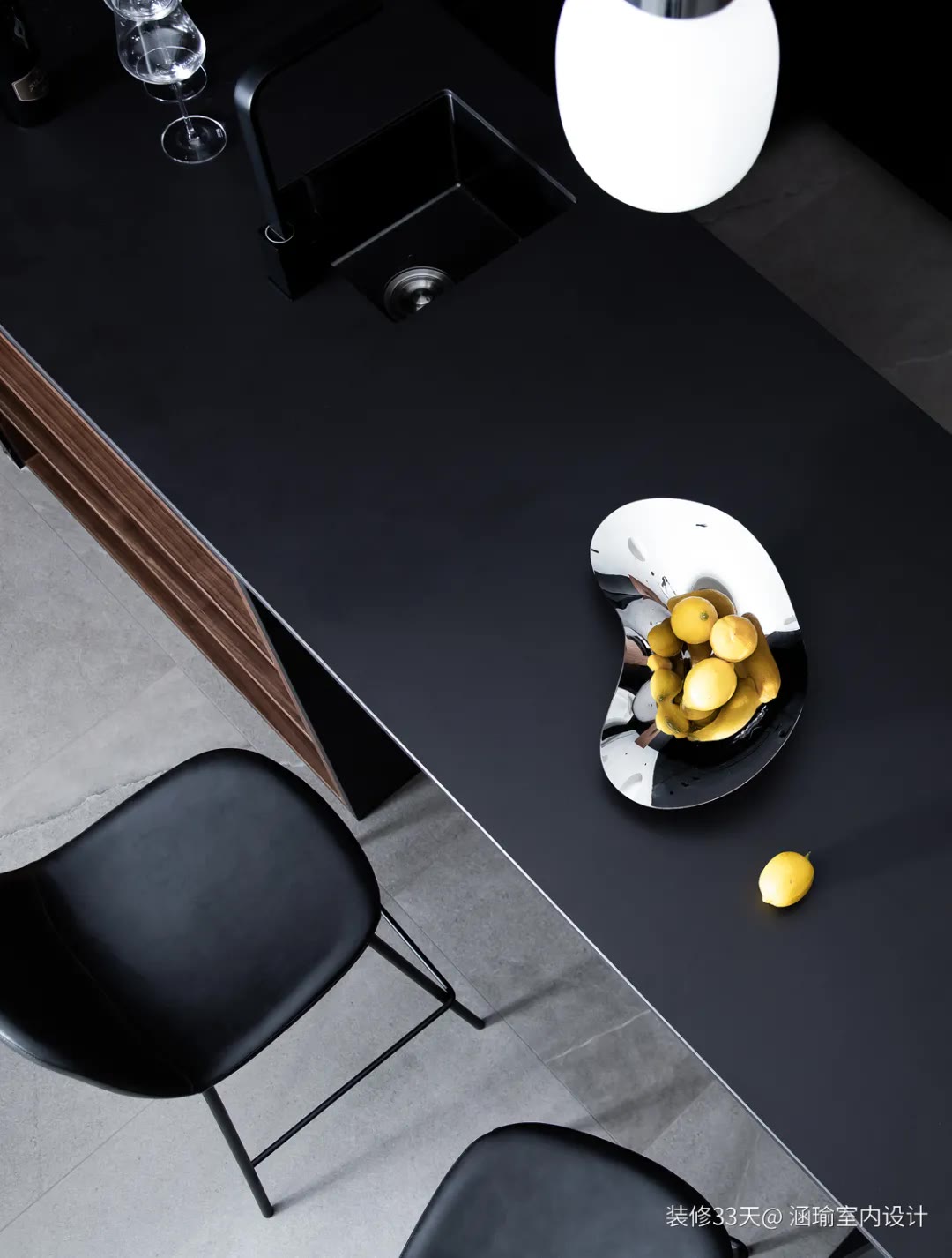 |装修设计：82平现代深色高级质感一人居