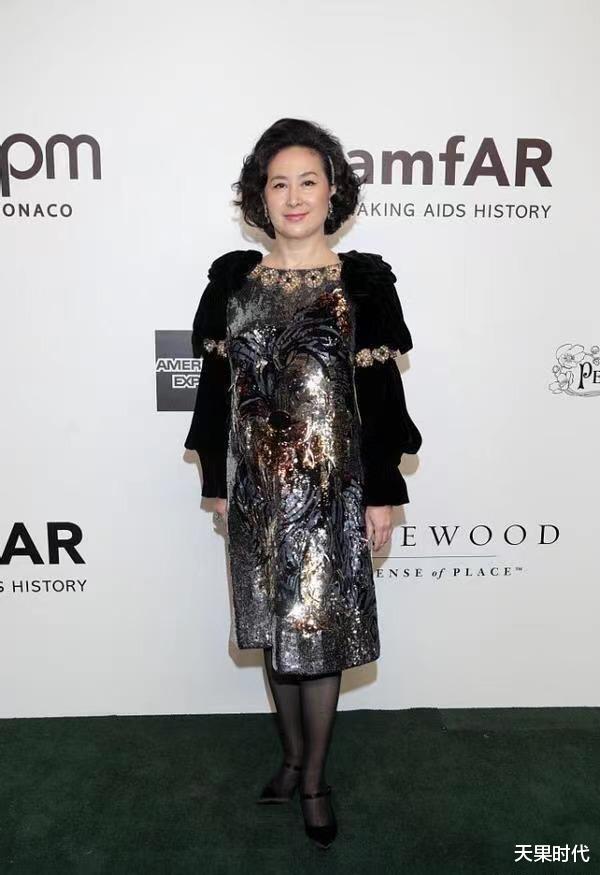 何超琼|何超琼不愧赌王最看重的女儿，贵妇打扮也有企业家风范，霸气侧漏