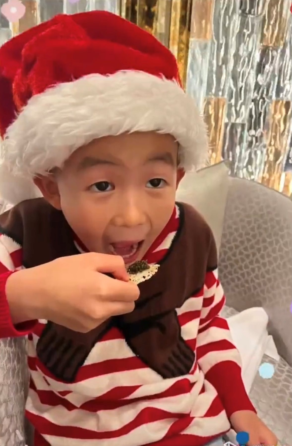 江珊|江珊57岁前夫罕晒全家福，41岁富商妻子身材苗条，5岁儿子神似爸